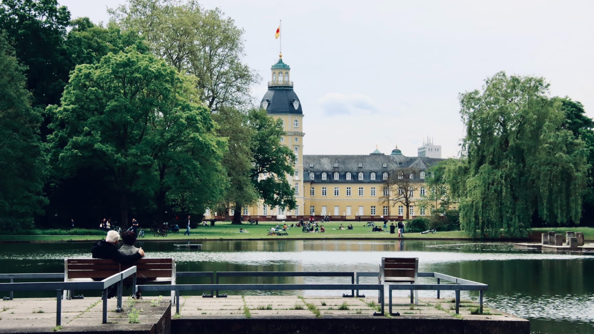 Karlsruher Schlossgarten mit Schloss im Hintergrund